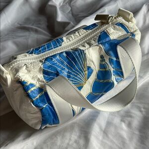Aloha collection rare Blue and White Shell Print Women's Bag